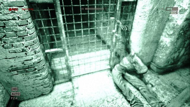 Musisz znaleźć klucz do kajdanek, odwróć się i przeskocz okno - Podziemne Laboratorium/Szpital | Przejście gry Outlast Whistleblower - Outlast: Whistleblower - poradnik do gry