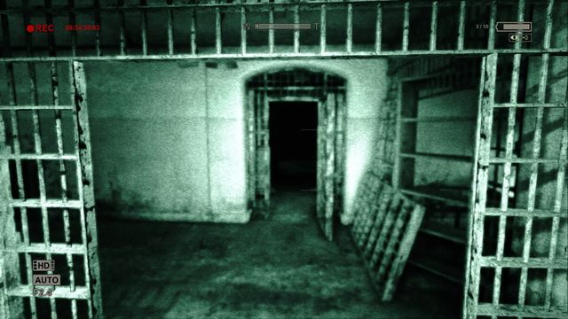 Gdy zaczniesz iść tym korytarzem zacznie cię gonić wielkolud - Więzienie | Przejście gry Outlast Whistleblower - Outlast: Whistleblower - poradnik do gry