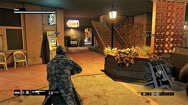 Po ponownym oczyszczeniu okolicy wybierz pokazane na powyższym obrazku przejście zlokalizowane pod zniszczonym pomieszczeniem motelowym Aidena, a to dlatego, że jest to zdecydowanie najkrótsza ścieżka prowadząca do samochodu Clary - Misja 3 (Collateral) | Główne misje - Akt II | Solucja Watch Dogs - Watch Dogs 1 - poradnik do gry