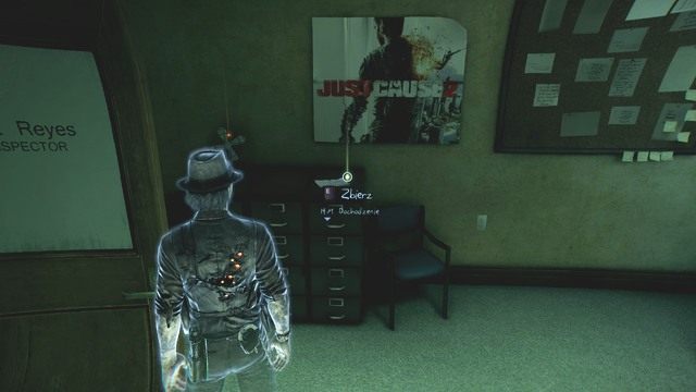 Notatka znajduje się na szafce pod plakatem. - Rozdział 3 - Pomniejsze zadania | Śledztwa poboczne | Murdered - Murdered: Śledztwo Zza Grobu - poradnik do gry