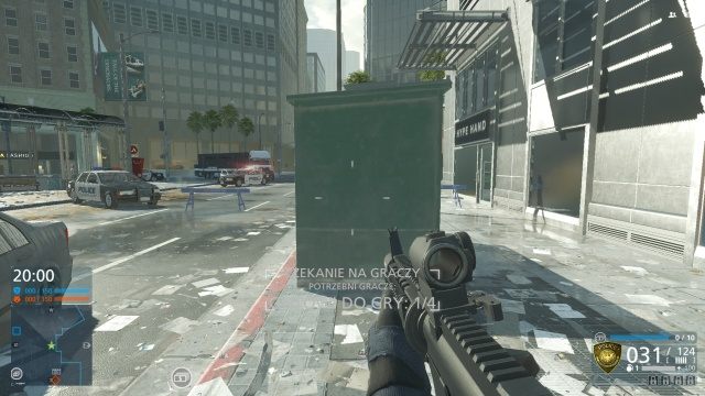 Jeżeli natomiast gracz schowa się po prawej stronie budki, będzie widoczny tylko z przodu, który widzi oraz z tyłu, z którego przybiegł - Inteligentne ustawianie | Porady ogólne - multiplayer w Battlefield Hardline - Battlefield Hardline - poradnik do gry