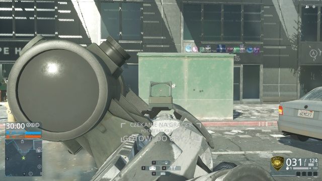 Minicelownik jest zamontowany pod kątem 45 stopni i umożliwia namierzanie bliskich celów, nawet za pomocą broni wyposażonych w lunetę - Akcesoria | Dodatki do broni w Battlefield Hardline - Battlefield Hardline - poradnik do gry