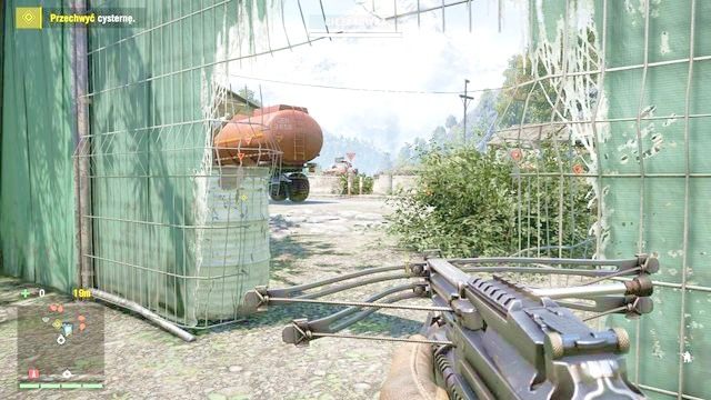 Obejdź most, a następnie już po drugiej stronie znajdź dziurę w siatce - przemknij przez nią i wsiądź do cysterny. - Klucz do północy | Zadania główne w Far Cry 4 - Far Cry 4 - poradnik do gry