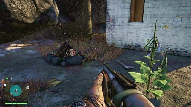 Maska leży na drewnianym stosie ustawionym do podpalenia, bardzo blisko pustego domu - Północny i północno-wschodni Kyrat | Maski Yalunga | Far Cry 4 - Far Cry 4 - poradnik do gry