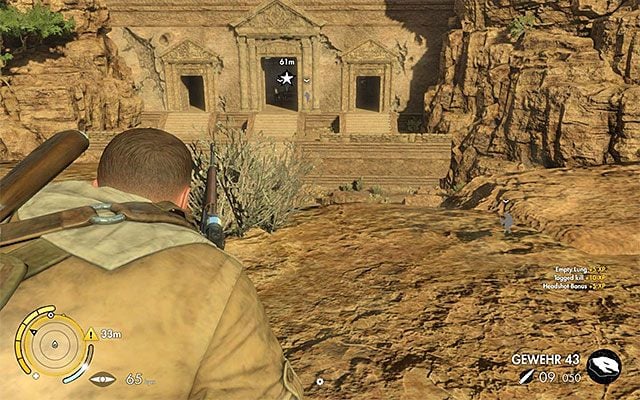 Żołnierz może patrolować teren przed centrum dowodzenia lub przebywać wewnątrz świątyni - Ulepszenia broni | Sekrety - Misja 6 | Sniper Elite III Afrika - Sniper Elite III: Afrika - poradnik do gry