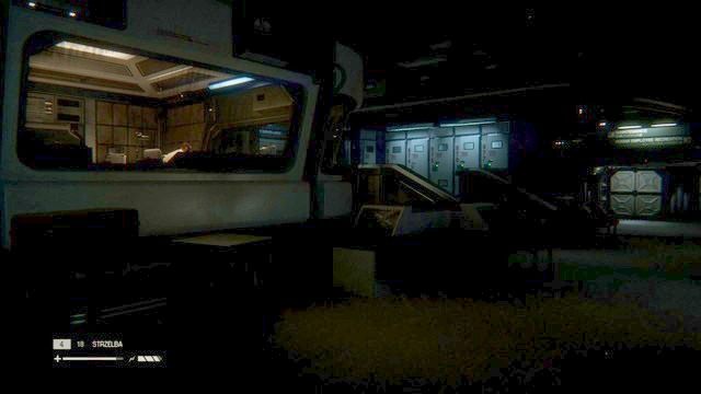 Podejdź do recepcji i porozmawiaj z Ricardo po czym przejdź odblokowanymi drzwiami do korytarza obok i przywołaj windę na jego końcu - Znajdź sposób by skontaktować się z Torrensem | Opis przejścia Obcy Izolacja - Obcy: Izolacja - poradnik do gry