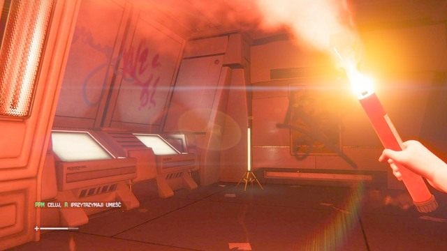 Idź ciągle korytarzem, a dojdziesz do czterech konsol (po dwie na każdą stronę) - Znajdź pomoc | Opis przejścia Obcy Izolacja - Obcy: Izolacja - poradnik do gry