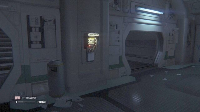 Po rozmowie z Samuelsem i Taylor skieruj się w lewo i skorzystaj ze stacji zapisu stanu gry po czym wróć do nich i przejdź przez drzwi znajdujące się zaraz obok - Znajdź pomoc dla Taylor | Opis przejścia Obcy Izolacja - Obcy: Izolacja - poradnik do gry