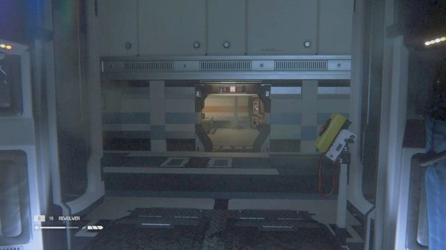 W pokoju znajdziesz ulepszenie do swojego kalibratora dostępu, konsolę do zapisu stanu gry oraz identyfikator - Wróć do Taylor z medykamentami | Opis przejścia Obcy Izolacja - Obcy: Izolacja - poradnik do gry