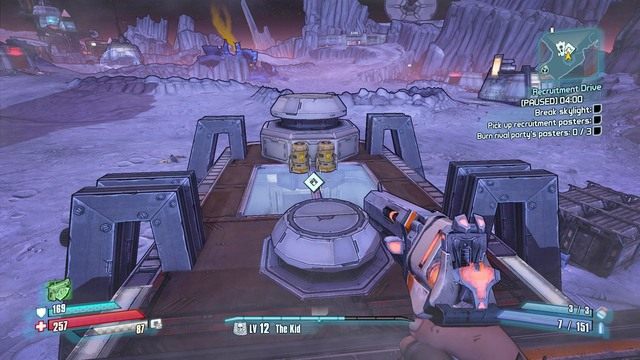 Weź pojazd z Moon Zoomy nieopodal i pojedź do miejsca wskazanego na mapie Żeby dostać się do środka musisz skoczyć na dach i strzelić w eksplodujące beczki - Recruitment Drive | Misje poboczne w Borderlands The Pre-Sequel - Triton Flats - Borderlands: The Pre-Sequel! - poradnik do gry