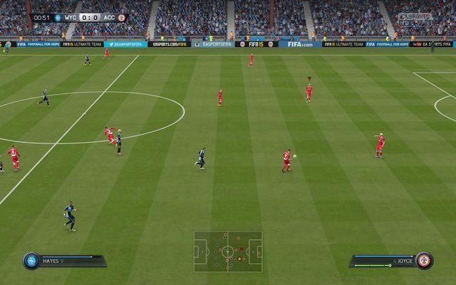 Długie podanie po ziemi to dobry sposób na zmianę strony rozgrywania akcji w momencie, w którym nie atakuje nas przeciwnik lub widzimy wolną przestrzeń, w którą możemy posłać piłkę - Podania | Podstawy rozgrywki w FIFA 15 - FIFA 15 - poradnik do gry
