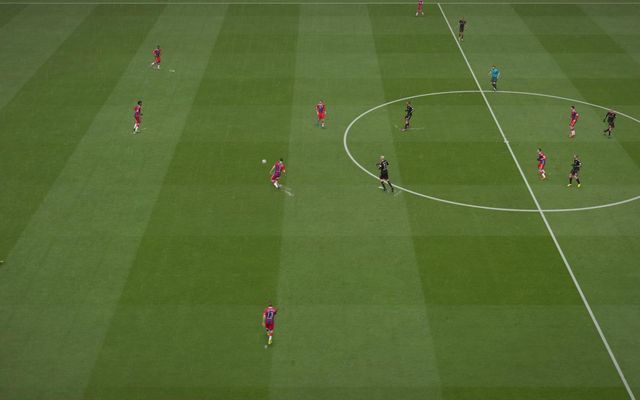 Podanie prostopadłe górą sprawdza się wówczas, gdy nie widzimy możliwości posłania futbolówki po ziemi w taki sposób, by minęła ona formację obronną przeciwnika - to także znakomity sposób na wykonanie szybkiej kontry np - Podania | Podstawy rozgrywki w FIFA 15 - FIFA 15 - poradnik do gry