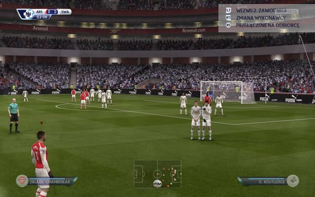 Zmiany zawodnika wykonującego rzut wolny dokonasz, wciskając przycisk sprintu - Rzuty wolne | Stałe fragmenty gry w FIFA 15 - FIFA 15 - poradnik do gry