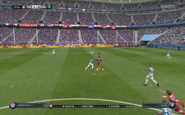 Walka o jak najlepszą pozycję przy dośrodkowaniach z rzutu rożnego lub wolnego kojarzą nam się zazwyczaj tylko z jednym - z koniecznością uporczywego przepychania się z obrońcami drużyny przeciwnej i szukaniu dogodnej pozycji do oddania strzału i tak faktycznie wygląda to w FIF-ie 15 - Rozgrywka zawodnikiem z pola | Gra zawodnikiem w FIFA 15 - FIFA 15 - poradnik do gry