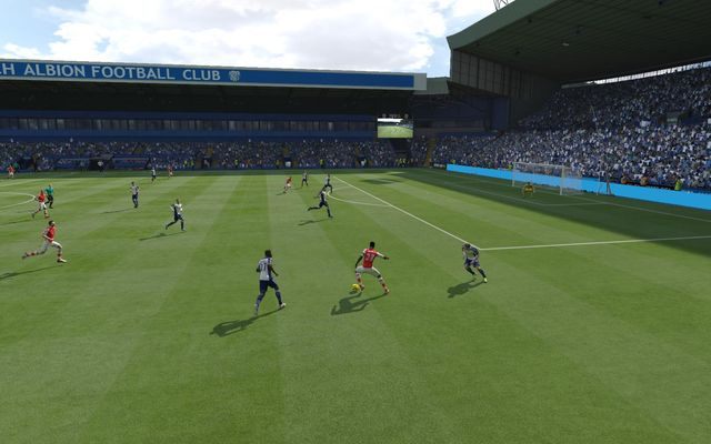 Welbeck między dwoma przeciwnikami radzi sobie świetnie! - Triki | Podstawy rozgrywki w FIFA 15 - FIFA 15 - poradnik do gry