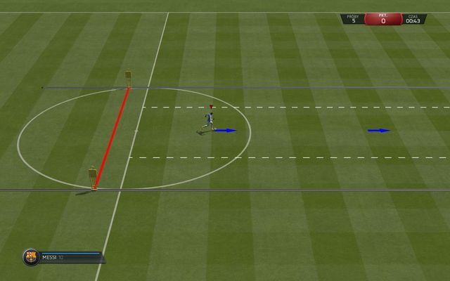 Tym razem musisz wbiec we wskazany przez grę obszar i po prostu uderzyć na bramkę, starając się trafić w wyznaczone przez strzałkę miejsce oraz unikając stojących na linii bramkowej manekinów - Początkujący | Gry treningowe w FIFA 15 - FIFA 15 - poradnik do gry