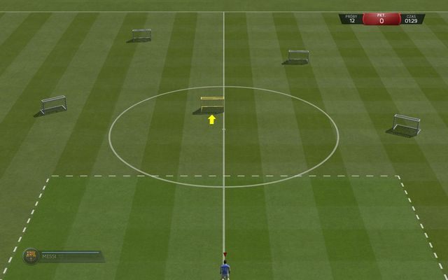 Tym razem na polu gry znajduje się sześciu zawodników oraz dwóch obrońców, próbujących powstrzymać Twoje plany - Podania po ziemi | Gry treningowe w FIFA 15 - FIFA 15 - poradnik do gry