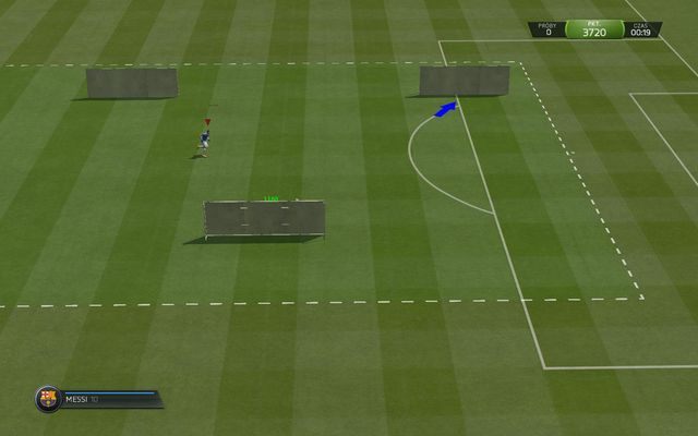 Znajdujesz się na małym polu, gdzie obejmujesz kontrolę nad ośmioma zawodnikami - naprzeciw nich staje czterech przeciwników - Zaawansowane podania po ziemi | Gry treningowe w FIFA 15 - FIFA 15 - poradnik do gry