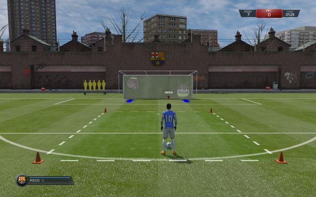 Wyzwanie polega na trafieniu w cztery cele - dwa wiaderka oraz dwie tarcze - ulokowane w czterech narożnikach bramki - Strzelanie | Gry treningowe w FIFA 15 - FIFA 15 - poradnik do gry