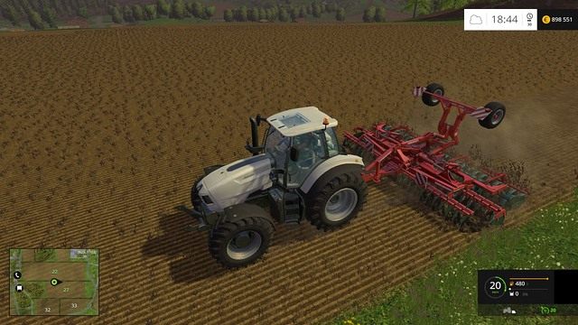 Z kultywatorem o większym zasięgu praca idzie zdecydowanie szybciej. - Uprawa ziemi przygotowanie, zbiór i sprzedaż w Farming Simulator 15 | Podstawy - Farming Simulator 15 - poradnik do gry