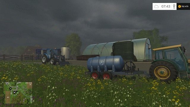 Z lewej strony szklarni uzupełnisz obornik, a z prawej - wodę. - Podstawy Farming Simulator 15 | Stawianie obiektów - Farming Simulator 15 - poradnik do gry