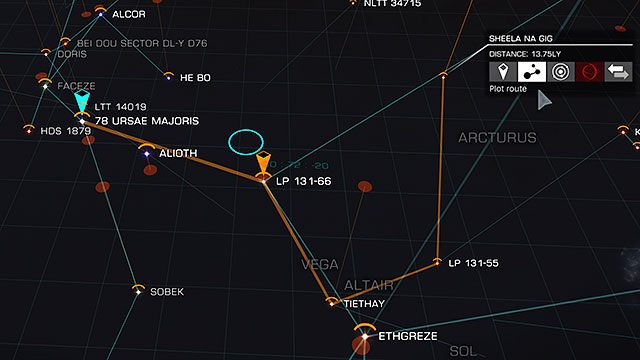 Po wybraniu punktu przeznaczenia (za pomocą przycisku plot route), trasa jaką ma pokonać nasz statek zostanie oznaczona kolorem pomarańczowym - Mapa Galaktyki | Uzbrojenie i walka w Elite Dangerous - Elite: Dangerous - poradnik do gry