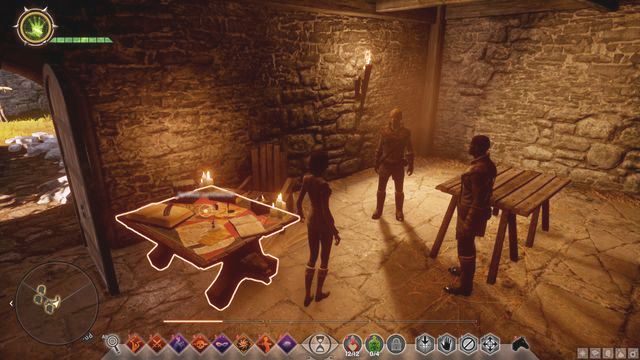 Morris przy stole zamówień w Podniebnej Twierdzy (Skyhold) - Dragon Age Inquisition: Mądra miłość (Tough Love) - Dragon Age: Inkwizycja - poradnik do gry