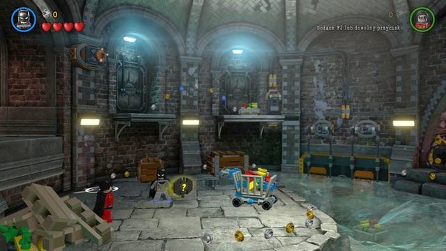 Pierwszą misję w grze zaczynasz z dwiema postaciami, Batmanem i Robinem - Pościek | Opis przejścia Lego Batman 3 Poza Gotham - LEGO Batman 3: Poza Gotham - poradnik do gry