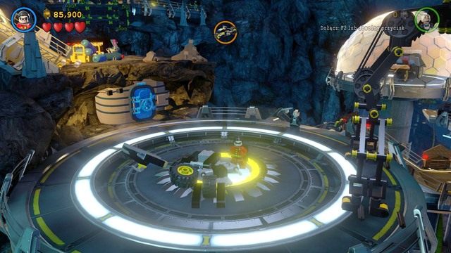Po wyjściu z windy zniszcz wszystkie obiekty, które się tam znajdują i z klocków leżących na ziemi wykonaj motor - Batmolka | Opis przejścia Lego Batman 3 Poza Gotham - LEGO Batman 3: Poza Gotham - poradnik do gry
