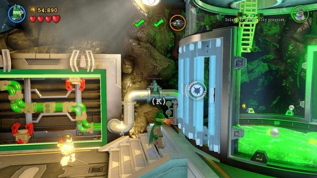 Podejdź jako Batman w stroju z czujnikami do zbiornika po prawej stronie i jak tylko drzwi zmienią się na szklane, zmień strój na kombinezon z sonarem, dzięki któremu rozbijesz szklane drzwi - Kostium Na Miarę Kosmosu | Opis przejścia Lego Batman 3 Poza Gotham - LEGO Batman 3: Poza Gotham - poradnik do gry