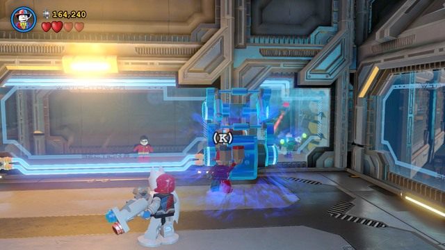 Po przejściu w dalszą część zmień postać na Jokera i ubierz się w strój magnetyczny - Na Strażnicy Porządku | Opis przejścia Lego Batman 3 Poza Gotham - LEGO Batman 3: Poza Gotham - poradnik do gry