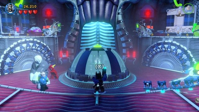 Po rozprawieniu się z przeciwnikami podejdź Batmanem do szklanej osłony na środku i zniszcz ją za pomocą kostiumu z sonarem - Czaszkoła Przetrwania | Opis przejścia Lego Batman 3 Poza Gotham - LEGO Batman 3: Poza Gotham - poradnik do gry