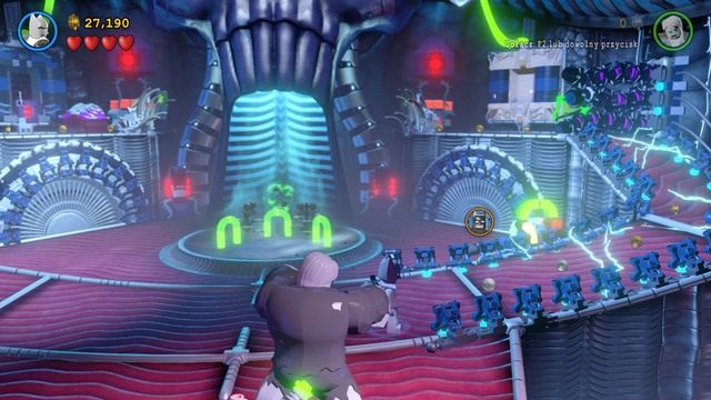 Po zabraniu kostiumu, jako Batman w kostiumie elektrycznym przejdź prawą stroną na górny poziom - Czaszkoła Przetrwania | Opis przejścia Lego Batman 3 Poza Gotham - LEGO Batman 3: Poza Gotham - poradnik do gry