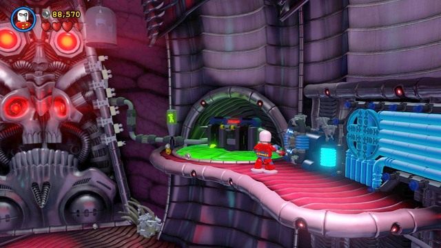 Kontrolując Robina przejdź na prawą stronę i ubierz się w strój magnetyczny po czym wejdź po rurach na wyższe piętro - Czaszkoła Przetrwania | Opis przejścia Lego Batman 3 Poza Gotham - LEGO Batman 3: Poza Gotham - poradnik do gry