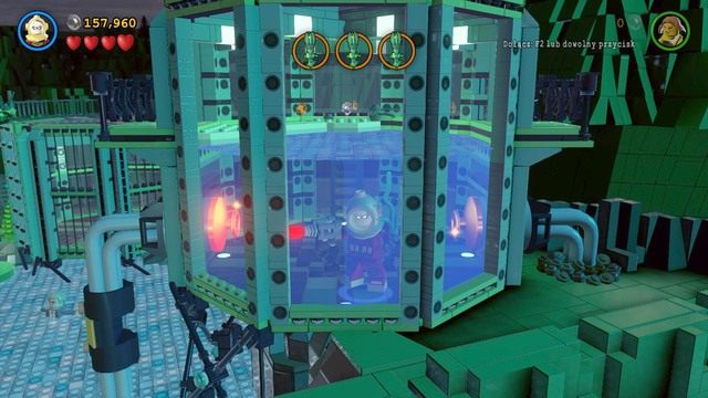Jako Robin podejdź do wysokiego zbiornika i naciśnij wymagany przycisk by opuścić drabinę - Małe Gotham... Duży Problem | Opis przejścia Lego Batman 3 Poza Gotham - LEGO Batman 3: Poza Gotham - poradnik do gry