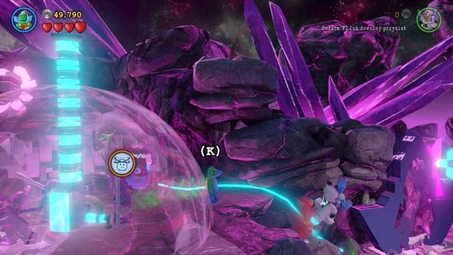 Żeby odblokować drzwi musisz najpierw doładować energię na generatorze i przekazać ją do panelu - Miłość Ci Wszystko Wybaczy | Opis przejścia Lego Batman 3 Poza Gotham - LEGO Batman 3: Poza Gotham - poradnik do gry