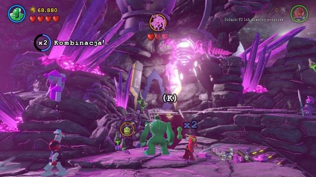 Przejdź na prawą stronę i uniknij trzech ostrzałów laserowych ze strony stwora (najlepiej używać Flasha ponieważ jest najszybszy) Po ostrzale na ziemi pojawią się klocki, z których zbuduj serce - Miłość Ci Wszystko Wybaczy | Opis przejścia Lego Batman 3 Poza Gotham - LEGO Batman 3: Poza Gotham - poradnik do gry