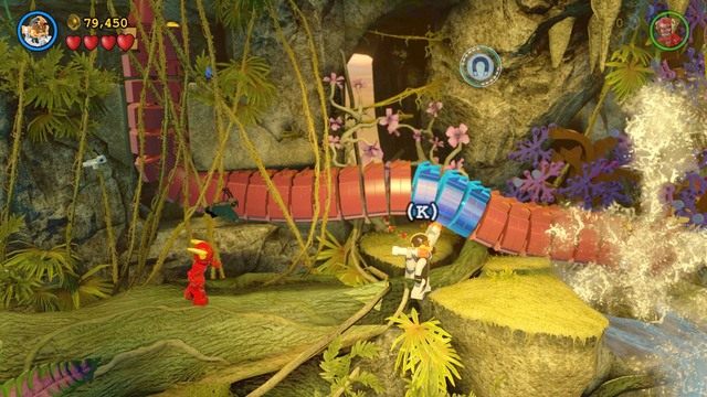 Kiedy Marsjanin będzie na wyższym piętrze przejdź Cyborgiem obok widocznej na obrazku macki i użyj kostiumu magnetycznego by ją odsunąć (Marsjanin automatycznie przejdzie na drugą stronę macki) - Kolor Nadziei | Opis przejścia Lego Batman 3 Poza Gotham - LEGO Batman 3: Poza Gotham - poradnik do gry