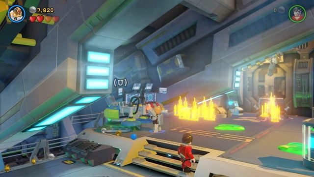 Przejdź na lewą stronę i skorzystaj ze stojącego tam pojazdu - Jak odblokować Atoma w Lego Batman 3 Poza Gotham | Porady ogólne - LEGO Batman 3: Poza Gotham - poradnik do gry