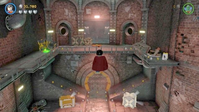 Czerwony klocek znajduje się na drugim piętrze w końcowej części lokacji - Adam West / Czerwony klocek | Pościek - sekrety w Lego Batman 3 Poza Gotham - LEGO Batman 3: Poza Gotham - poradnik do gry