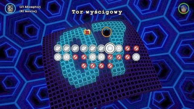 Tor wyścigowy polega na prowadzeniu pojazdu i przejeżdżaniu przez punkty na arenie - Misje Wirtualnej Rzeczywistości | Batjaskinia - sekrety w Lego Batman 3 - LEGO Batman 3: Poza Gotham - poradnik do gry