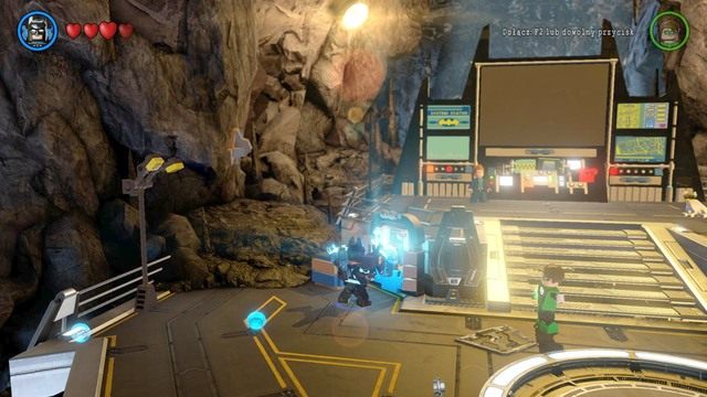 Podejdź do głównego komputera w Batjaskini i zniszcz wszystkie obiekty, które się tam znajdują a z rozsypanych na ziemi klocków zbuduj generator - Postacie i Pojazdy | Batjaskinia - sekrety w Lego Batman 3 Poza Gotham - LEGO Batman 3: Poza Gotham - poradnik do gry