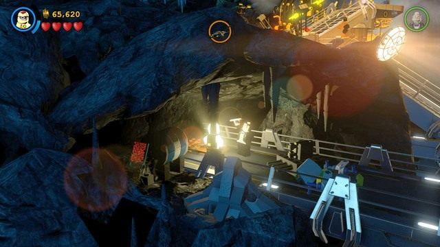 Podczas wykonywania zadania w ciemnej jaskini, oświetl drogę Robinem i zmień postać na Alfreda by zniszczyć tamtejsze obiekty - Minizestawy | Batmolka - sekrety w Lego Batman 3 Poza Gotham - LEGO Batman 3: Poza Gotham - poradnik do gry