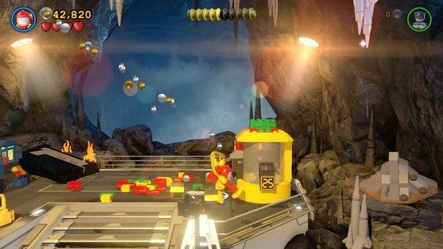 Po dostaniu się na wyższe piętro i odbudowaniu komputera, ponownie pozbieraj klocki z ziemi - Minizestawy | Batmolka - sekrety w Lego Batman 3 Poza Gotham - LEGO Batman 3: Poza Gotham - poradnik do gry