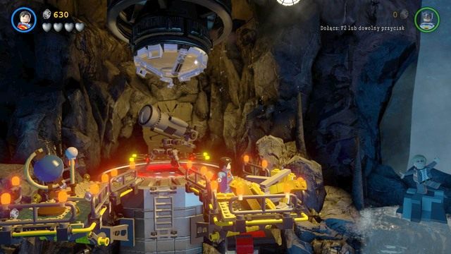 Adama Westa znajdziesz w centralnej części lokacji Batmolki - Adam West / Czerwony klocek | Batmolka - sekrety w Lego Batman 3 Poza Gotham - LEGO Batman 3: Poza Gotham - poradnik do gry