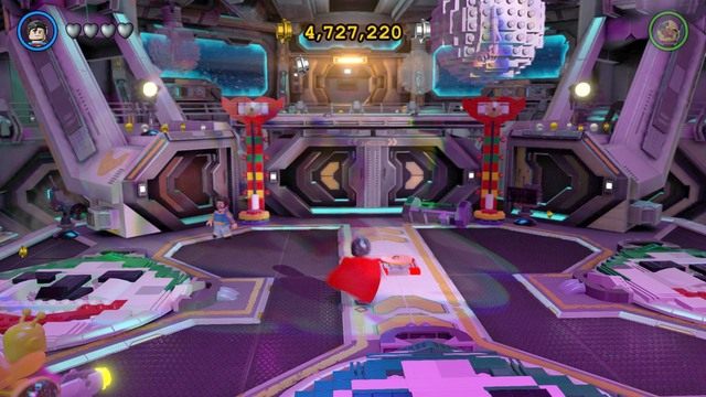 Jak tylko przejdziesz przez kilka etapów z żarówkami, Ćma otworzy srebrny pojemnik w którym będzie znajdował się złoty klocek - Zadania poboczne | Strażnica - sekrety w Lego Batman 3 Poza Gotham - LEGO Batman 3: Poza Gotham - poradnik do gry