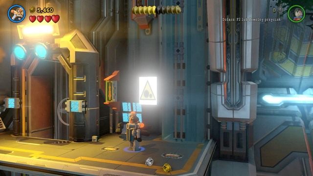 Żeby odblokować czwarty minizestaw musisz znaleźć pięć świecących plakatów ze znakiem ostrzegawczym widocznym na obrazku - Minizestawy | Na Strażnicy Porządku - sekrety w Lego Batman 3 Poza Gotham - LEGO Batman 3: Poza Gotham - poradnik do gry