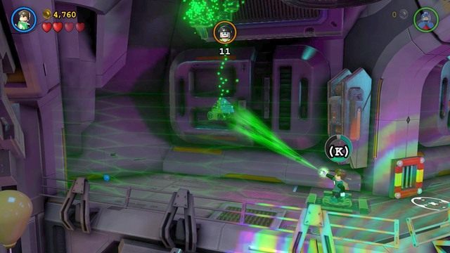 Po przedostaniu się na drugą stronę stwórz z klocków platformę dla Zielonej Latarni i wejdź na nią - Adam West / Czerwony klocek | Na Strażnicy Porządku - sekrety - LEGO Batman 3: Poza Gotham - poradnik do gry