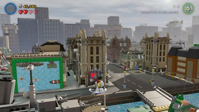 Żeby uratować Adama z opresji skorzystaj z konsoli widocznej na obrazku - Adam West / Czerwony klocek | Eurokłopoty - sekrety w Lego Batman 3 Poza Gotham - LEGO Batman 3: Poza Gotham - poradnik do gry