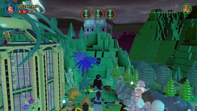 Przedostatni minizestaw zbierzesz po zniszczeniu pięciu drzewek z niebieską koroną (obrazek) - Minizestawy | Małe Gotham Duży Problem - sekrety w Lego Batman 3 Poza Gotham - LEGO Batman 3: Poza Gotham - poradnik do gry